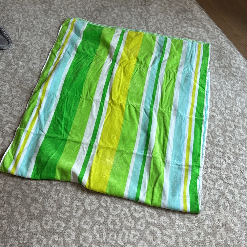 NWT The Big One Green and Yellow Striped Reversible Beach Towels - Picture 5 of 6
